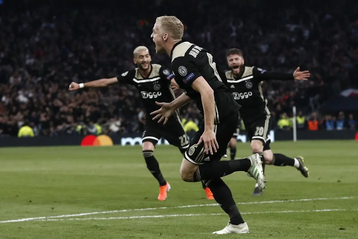 Ajax Amsterdam Selangkah Lagi ke Final