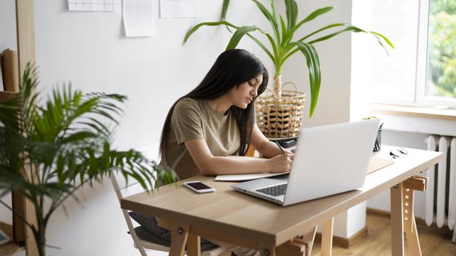 Perempuan sedang Bekerja