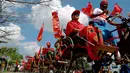 Para pendukung Liga Nasional Demokrasi (LND) saat meramaikan kampanye yang dilakukan Naing Nan Lynn di Yangon, Myanmar, Rabu (4/11/2015). Anggota oposisi Myanmar ini diserang saat melakukan kampanye. (REUTERS/Soe Zeya Tun)