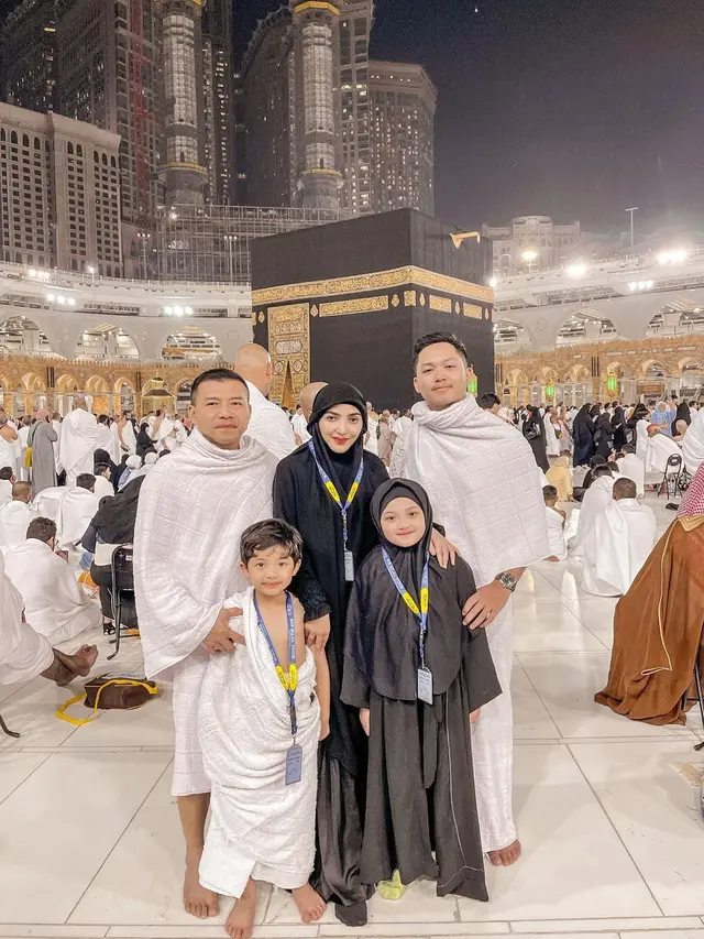 Tampil Kompak Bersama Anak, Ini 7 Potret Anang Hermansyah dan Ashanty di Depan Kabah