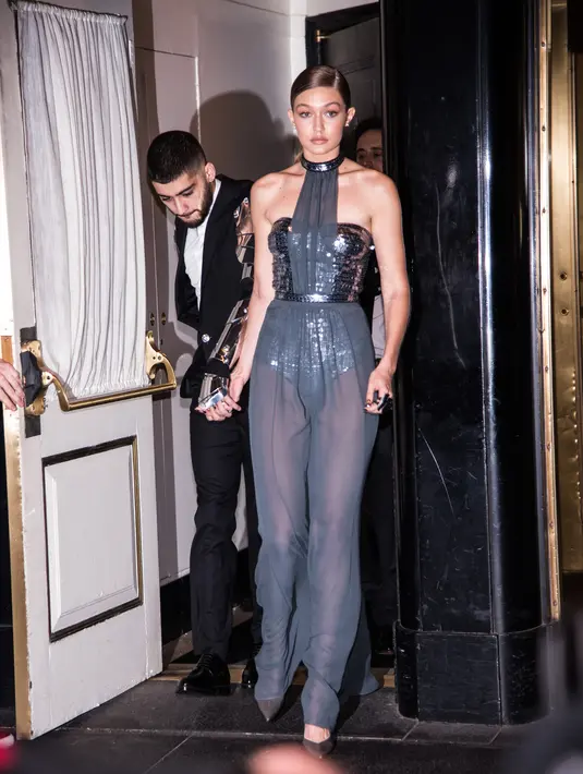 Tak hanya itu, Zayn Malik sempat menuliskan caption pada salah satu foto. "This Ma Gurl', tulis Zayn pada foto Gigi Hadid. (AFP/Bintang.com)