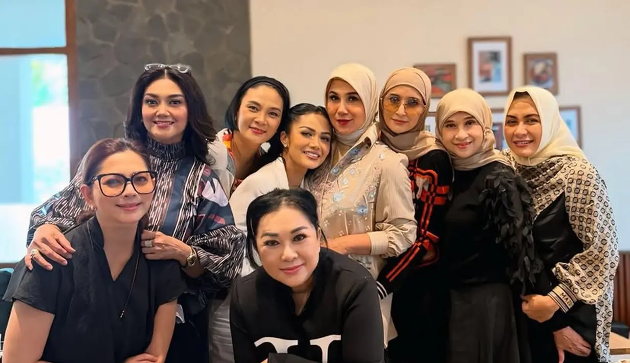 Saat berkumpul mereka tetap tampak awet muda seperti pada masa jayanya yang sering tampil di layar kaca. Misalnya saja Kris dayanti tampil mengenakan pakaian serba putih. Cut Keke mengenakan dress hitam lengan pendek. [@inekekoes]