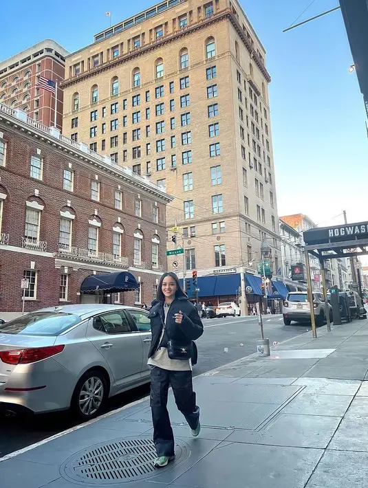 Selain berlibur, tujuan Ririn ke Amerika Serikat juga untuk mengunjungi putrinya. [Foto: Instagram/ririnekawati]