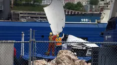 Puing-puing dari kapal selam Titan, ditemukan dari dasar laut dekat bangkai kapal Titanic, diturunkan dari kapal Horizon Arktik di dermaga Penjaga Pantai Kanada di St. John's, Newfoundland, Rabu (28/6/2023). (Paul Daly/The Canadian Press via AP)