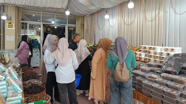 Warga Kabupaten Sukabumi, Jawa Barat berburu kurma mulai dari harga merakyat hingga 'Kurma Sultan' yang dibanderol mencapai Rp 1,5 juta per paket.