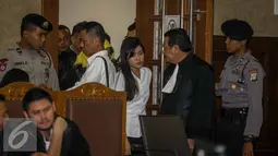 Jessica Kumala Wongso memasuki ruang sidang Pengadilan Negeri (PN) Jakarta Pusat, Jakarta, Kamis (27/10). Jessica Kumala Wongso akan mendengarkan vonis hakim atas dirinya. (Liputan6.com/Helmi Afandi)