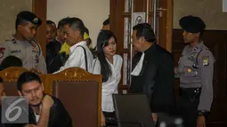 Jessica Kumala Wongso memasuki ruang sidang Pengadilan Negeri (PN) Jakarta Pusat, Jakarta, Kamis (27/10). Jessica Kumala Wongso akan mendengarkan vonis hakim atas dirinya. (Liputan6.com/Helmi Afandi)