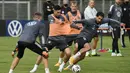 Pemain Timnas Jerman, Suat Serda dan Emre Can, berebut bola saat sesi latihan jelang laga UEFA Nations League di Stuttgart, Senin (31/8/2020). Jerman akan berhadapan dengan Spanyol. (AFP/Thomas Kienzle)