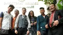 Andika (kedua kanan) dan Chyntiara Alona (ketiga kanan), Jakarta, Senin (15/6/2015). Alona mengajak Andika untuk menjadi saksi atas penghinaan yang dilakukan EF di salah satu studio stasiun televisi swasta. (Liputan6.com/Panji Diksana) 