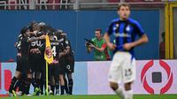 AC Milan meraih kemenangan 3-2 atas Inter Milan pada laga pekan kelima Serie A di San Siro, Sabtu (4/9/2022) malam WIB. (AFP/Miguel Medina)