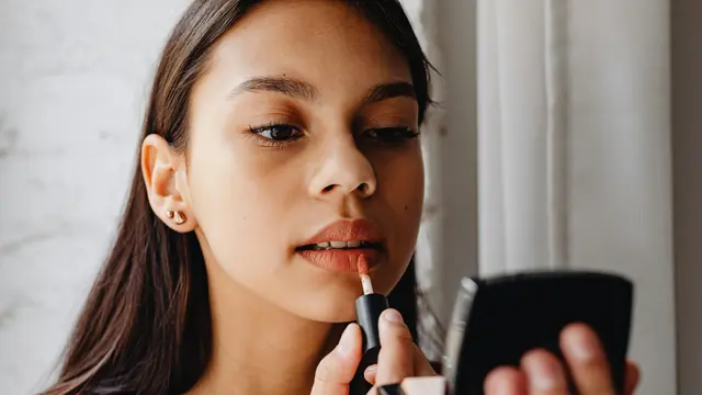 Makeup Tebal Terlihat Berlebihan? Coba Tampilan Makeup Soft Tone yang Lebih Natural dan Ringan