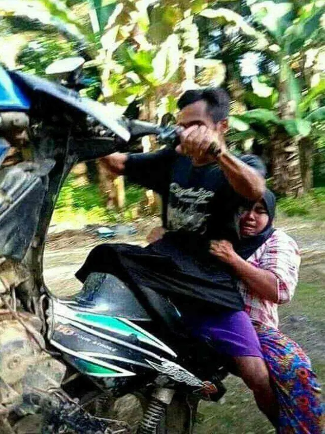 Kumpulan Potret Kocak Ibu-Ibu Dibonceng Naik Motor (ist)