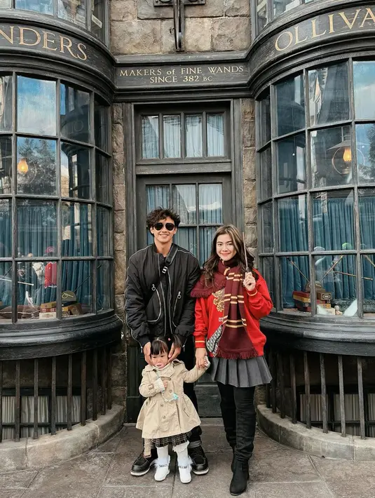 Berkunjung ke Universal Studio di Jepang, Felicya juga tak melewatkan kesempatan untuk berbusana ala Harry Potter. Dalam unggahan di akun Instagram, dirinya bahkan tampak bersemangat berkeliling bak murid dari Hogwarts. (Liputan6.com/IG/@felicyangelista_)