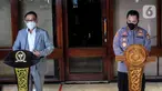 Kabareskrim Polri Komjen Pol Listyo Sigit Prabowo (kanan) bersama Ketua Komisi III DPR RI Herman Hery (kiri) menyampaikan keterangan pers usai mengikuti uji kelayakan dan kepatutan calon Kapolri di Lobi Nusantara II, Kompleks Parlemen, Jakarta, Rabu (20/1/2021). (Liputan6.com/Johan Tallo)