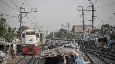 Pemandangan gubuk-gubuk kumuh di bantaran rel kereta api kawasan Senen, Jakarta, (26/9/14). (Liputan6.com/Faizal Fanani)