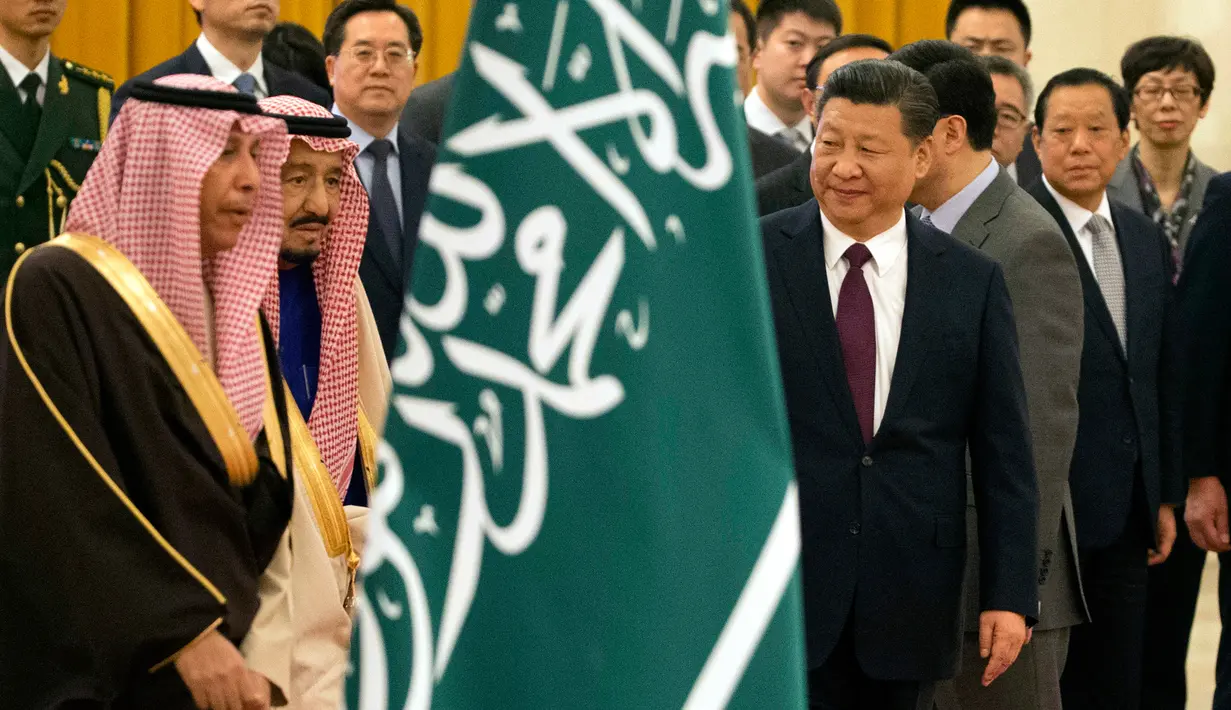 Presiden China Xi Jinping saat menyambut Raja Arab Saudi Salman bin Abdulaziz al-Saud di Beijing, China (16/3). Berdasar sumber diplomat China, Raja Salman akan menandatangani nota kesepahaman dan surat kesepakatan bisnis. (AP Photo / Ng Han Guan)