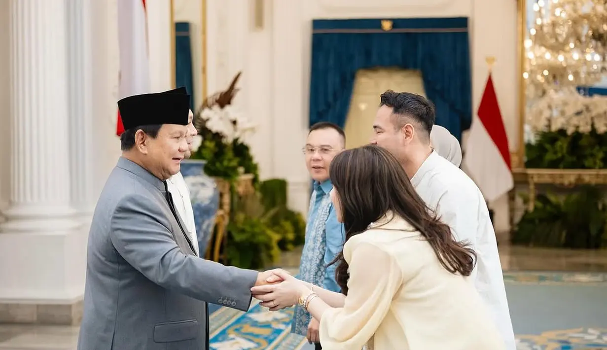 Saat bersilaturahmi, Nagita Slavina nampak jinjing tas Chanel 22 Mini kuning seharga Rp84,7 jutaan [@raffinagita1717]