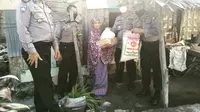 Nenek Suna (65) warga Desa Maliaya, Majene saat menerima bantuan sembako dari Polda Sulawesi Barat