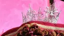 Mahkota Miss Grand Indonesia 2018 diperlihatkan pada gelaran Welcome Dinner di Jakarta, Rabu (11/7). Mahkota itu persembahan Passion Jewelry terdiri dari 7640 butir Berlian dan Ruby dengan total 71 karat senilai Rp3 miliar. (Liputan6.com/Faizal Fanani)