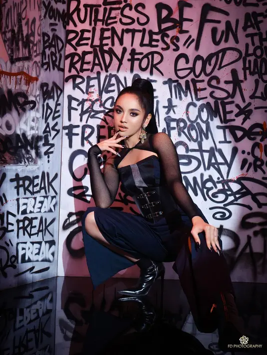Lyodra Ginting trlihat beda daripada biasanya. Di sini, perempuan 19 tahun tersebut tampak lebih badas dan garang. (FOTO: instagram.com/lyodraofficial, instagram.com/fdphotography90)
