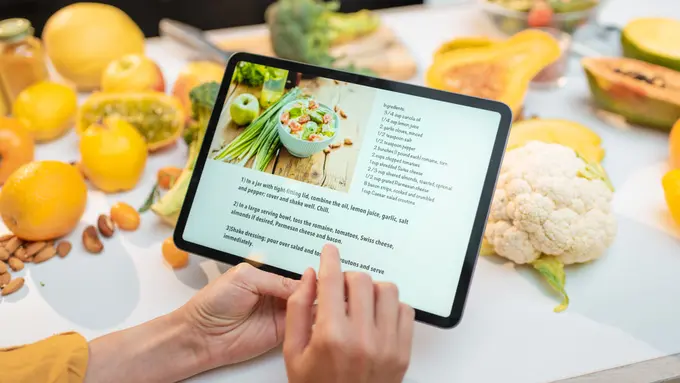 membaca resep makanan