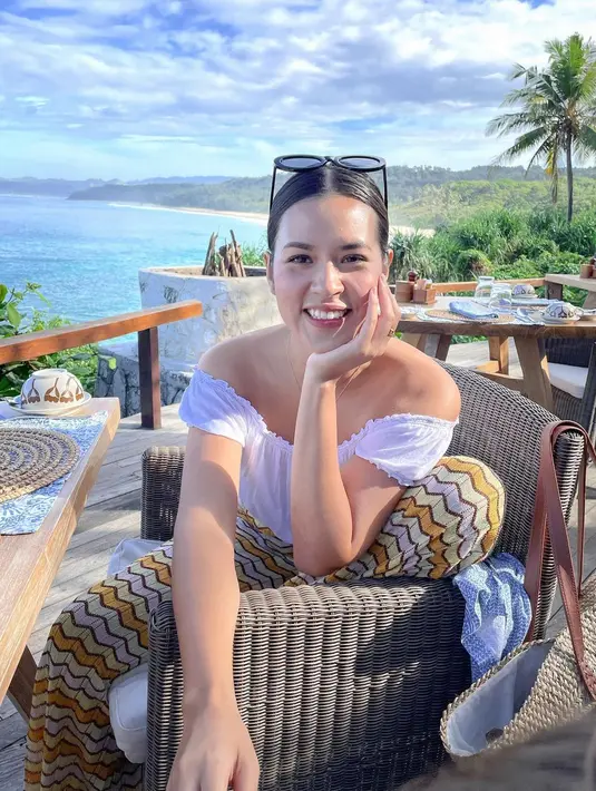 Dalam sebuah postingan foto di akun Instagram pribadinya, Raisa terlihat cantik dengan mengenakan busana berwarna putih. Pemandangan pantai seakan menyempurnakan penampilan cantik Raisa. (Foto: instagram.com/raisa6690)