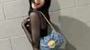 Melengkapi penampilannya agar tidak monoton, Lisa mengenakan shoulder bag denim dari Louis Vuitton seharga Rp44 jutaan.  [@lalalalisa_m]