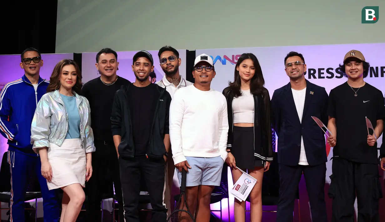 Sejumlah artis menghadiri konferensi pers Turnamen Olahraga Selebriti Indonesia (OSI) yang berlangsung di SCTV Tower, Jakarta, Selasa (4/7/2023). Turnamen Olahraga Selebriti Indonesia akan dimeriahkan oleh 40 artis dengan memainkan empat cabang olahraga (cabor) yang terdiri dari bulutangkis, tenis, tenis meja, dan atletik. (Bola.com/Ikhwan Yanuar)