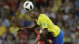 Gelandang Brasil, Fernandinho, berebut bola dengan striker Swiss, Breel Embolo, pada laga Grup E Piala Dunia di Rostov Arena, Rostov-on-Don, Minggu (17/6/2018). Kedua negara bermain imbang 1-1. (AP/Andre Penner)