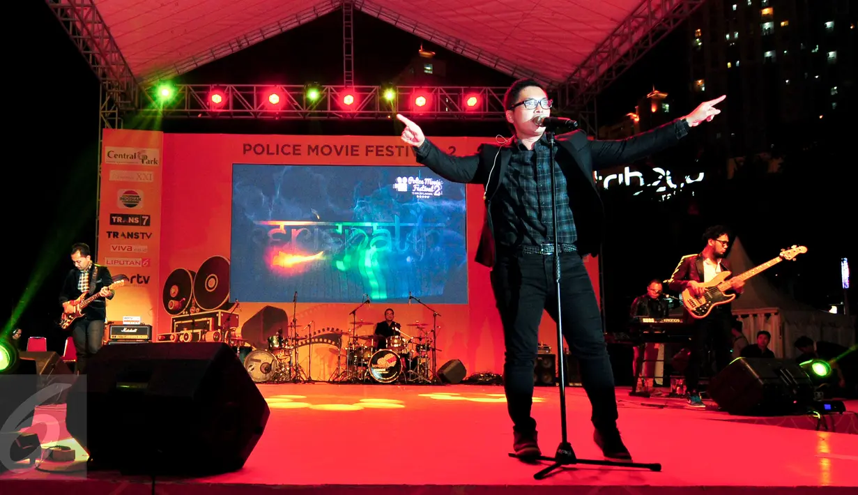 Grup band Kerispatih memeriahkan malam penganugerahan Police Movie Festival 2015 di Central Park, Jakarta, Sabtu (13/6). (Liputan6.com/Yoppy Renato)