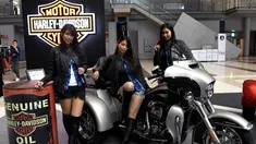 Model berpose di samping Trike Harley-Davidson Motorcyles ', "Tri Glide Ultra" selama Tokyo Motor Show di Tokyo, Jepang (25/10). Pameran ini digelar dari 25 Oktober sampai 5 November 2017. (AFP Photo/Toshifumi Kitamura)