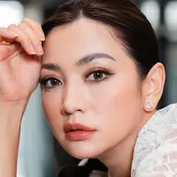 Sebagai seorang artis, Raden Hesti Puspitasari Purwadinata diketahui lebih sering tampil natural dengan makeup tipis. Meski begitu ia beberapa kali unggah foto saat pakai makeup tebal.(Liputan6.com/IG/@hestipurwadinata)