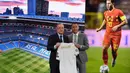 Gelandang Real Madrid, Eden Hazard, bersama presiden Florentino Perez saat perkenalan dirinya di Stadion Santiago Bernabeu, Madrid, Kamis (13/6). Dirinya didatangkan Madrid dari Chelsea dengan kontrak lima musim. (AFP/Gabriel Bouys)