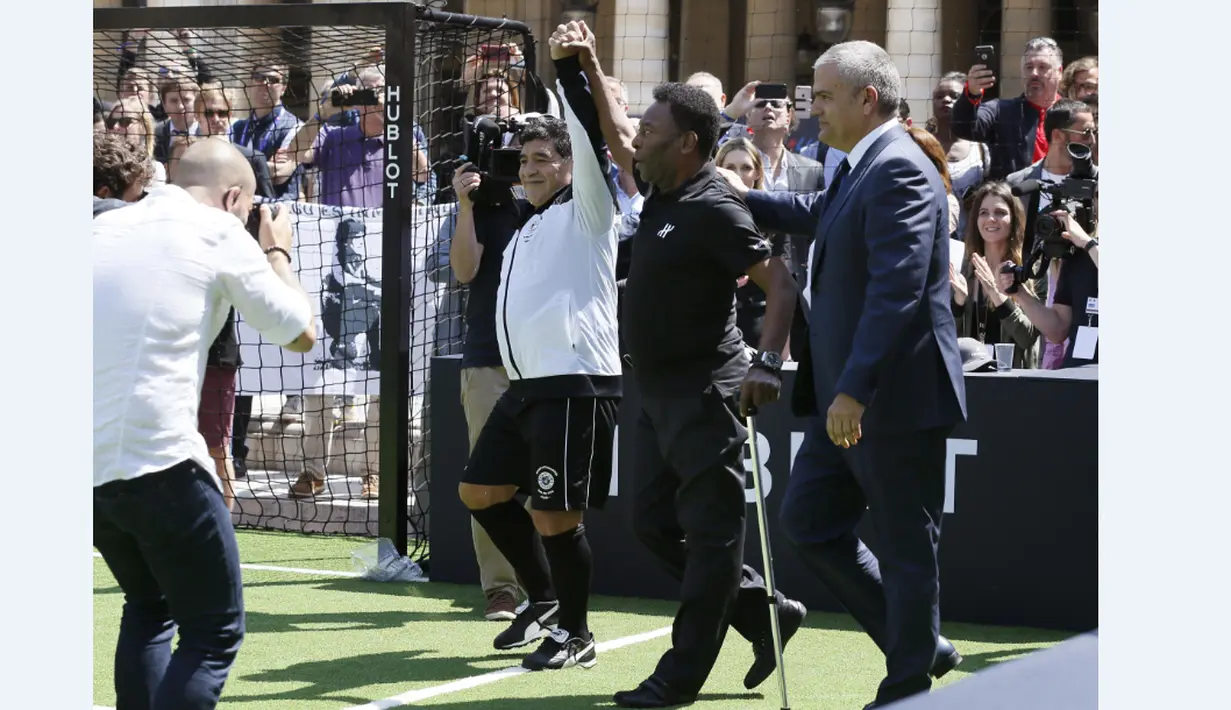 Diego Maradona dan Pele mendapat sambutan hangat saat acara sepak bola persahabatan yang diadakan oleh produsen jam Hublot di Jardin du Palais Royal, Paris, jelang Piala Eropa 2016, (9/6/2016). (AFP/Patrick Kovarik)