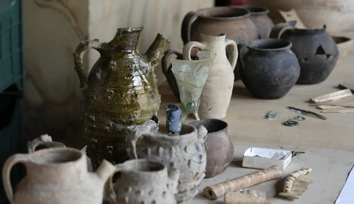 Di antara penemuan-penemuan itu: Piala-piala berwarna kaca dari abad ke-10 dan potongan-potongan tembikar yang tidak biasa karena hanya sedikit yang diketahui tentang periode ini di Roma. (AP Photo/Andrew Medichini)