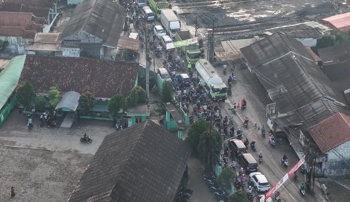 Foto udara memperlihatkan kemacetan parah yang terjadi di Jalan M. Toha, Parung Panjang, Bogor, Jawa Barat, Rabu (6/8/2025). (merdeka.com/Arie Basuki)