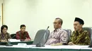 Komisioner KPU Hasyim Ashari (kedua kiri) saat mengikuti sidang gugatan Partai Garuda dan Partai Berkarya di Jakarta, Sabtu (23/12). Melalui mediasi, Bawaslu menyatakan keputusan KPU tidak sah. (Liputan6.com/Angga Yuniar)