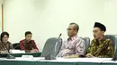 Komisioner KPU Hasyim Ashari (kedua kiri) saat mengikuti sidang gugatan Partai Garuda dan Partai Berkarya di Jakarta, Sabtu (23/12). Melalui mediasi, Bawaslu menyatakan keputusan KPU tidak sah. (Liputan6.com/Angga Yuniar)