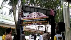 Jelang acara pesta Kahiyang-Bobby di Medan persiapan terus dilakukan, salah satunya adalah pemasangan gerbang untuk menyambut tamu.
