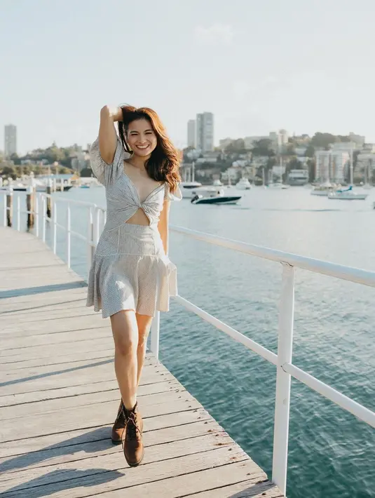 Simple dress yang digunakan oleh Acha Septriasa satu ini pun membuatnya tampak begitu manis. Ia juga terlihat menggunakan ankle boots berwarna coklat untuk berjalan-jalan santai. (Liputan6.com/IG/@septriasaacha)