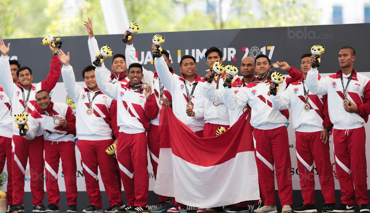 Altet polo air putra Indonesia merayakan kemenangan atas Filipina di SEA Games XXIX di National Aquatic Centre, Kuala Lumpur, Minggu (20/8). Tim Polo Air Indonesia menang dengan skor 12-5 atas Filipina. (Liputan6.com/Faizal Fanani)
