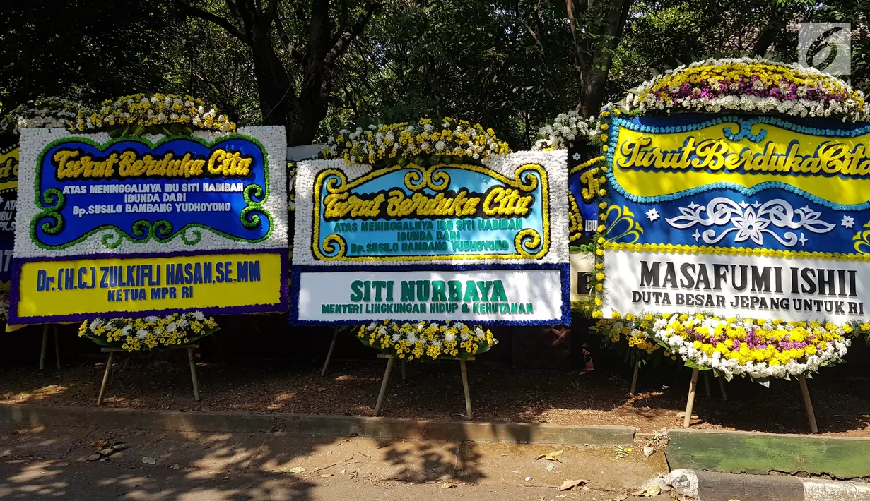 Sejumlah karangan bunga untuk almarhumah Siti Habibah, Ibunda Presiden ke-6 RI, Susilo Bambang Yudhoyono (SBY) di Puri Cikeas, Bogor, Sabtu (31/8/2019). Salah satu karangan bunga duka cita dikirim Menteri LHK Siti Nurbaya dan Ketua MPR RI Zulkifli Hasan . (Liputan6.com/Herman Zakharia)