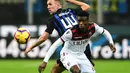 Duel antara Ibrhima Mbaye dan Ivan Perisic pada lanjutan Serie A yang berlangsung di stadion Giuseppe Meazza, Milan, Minggu (3/2). Inter Milan kalah 0-1 kontra Bologna. (AFP/Miguel Medina)
