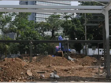 Pekerja mengerjakan kerangka bangunan proyek IRTI Monas, Jakarta, (30/8/14). (Liputan6.com/Johan Tallo)