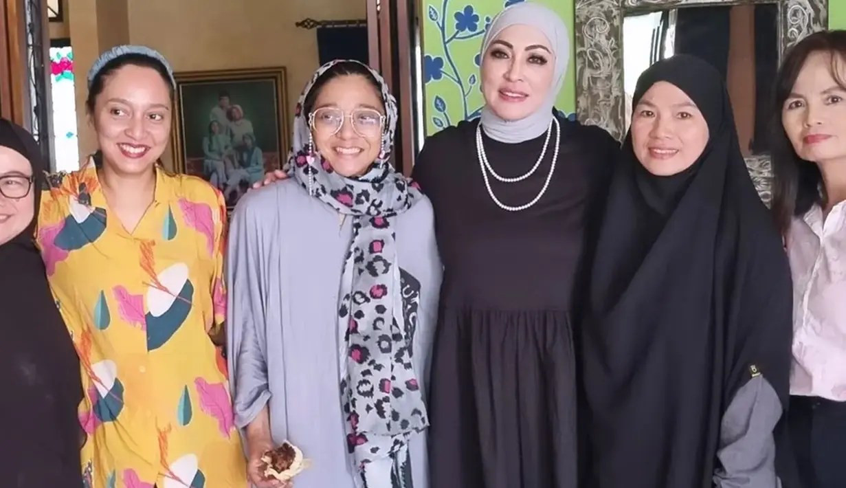 Angie yang memakai busana hitam dan hijab abu-abu, tampak menguatkan anak-anak mendiang, Bella dan Chiki. Angie memberikan semangat kepada mereka untuk selalu kuat menghadapi ini, meski akan ada rasa sakit dan air mata. (Liputan6.com/IG/@angelinasondakh09)