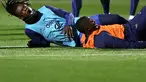 Gelandang Prancis Eduardo Camavinga (kiri) bereaksi setelah Ousmane Dembele melakukan tekel selama sesi latihan timnas sebagai bagian dari persiapan pertandingan kualifikasi Euro 2024 mendatang, di Clairefontaine-en-Yvelines, Rabu (15/11/2023). (FRANCK FIFE / AFP)