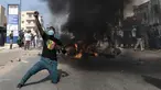 Seorang pendukung oposisi bereaksi di depan barikade yang terbakar selama demonstrasi yang diserukan oleh partai-partai oposisi di Dakar pada 4 Februari 2024. (Seyllou/AFP)