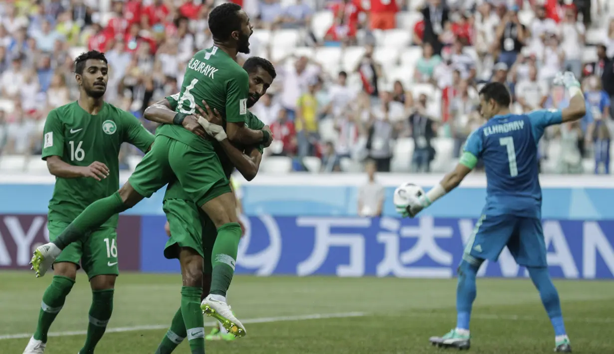 Gelandang Arab Saudi, Salman Alfaraj, merayakan gol yang dicetaknya ke gawang Mesir pada laga grup A Piala Dunia di Volgograd Arena, Volgograd, Senin (25/6/2018). Arab Saudi menang 2-1 atas Mesir. (AP/Andrew Medichini)