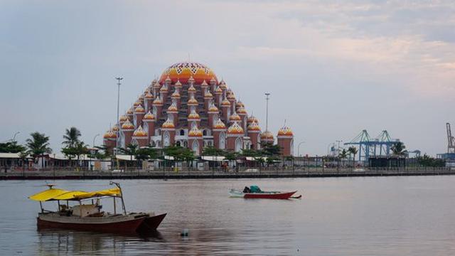 Masjid 99 Kubah Makassar.