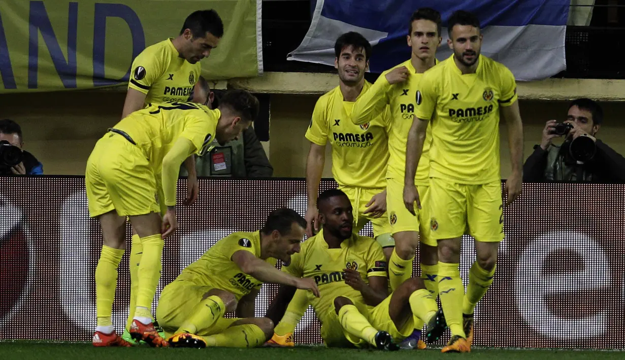 Para pemain Villareal merayakan gol yang dicetak Cedric Bakambu (tengah) saat melawan Bayer Leverkusen pada leg pertama 16 besar Liga Europa di Stadion El Madrigal, Villareal, Jumat (11/3/2016) dini hari WIB. (AFP/Jose Jordan)